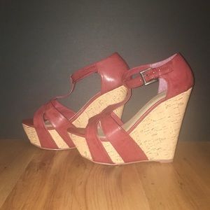 Shoedazzle Jan wedge sandal in Red. Size 9